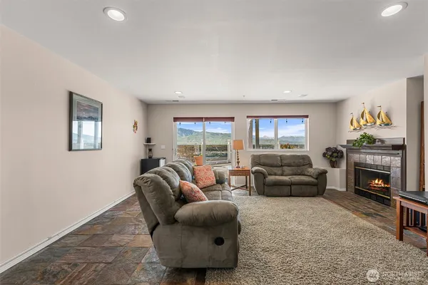 $969,000 | 591 Daniels Drive Northeast, East Wenatchee, WA 98802