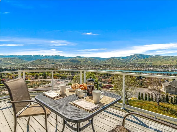 $969,000 | 591 Daniels Drive Northeast, East Wenatchee, WA 98802