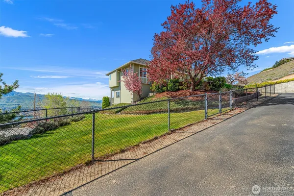 $969,000 | 591 Daniels Drive Northeast, East Wenatchee, WA 98802