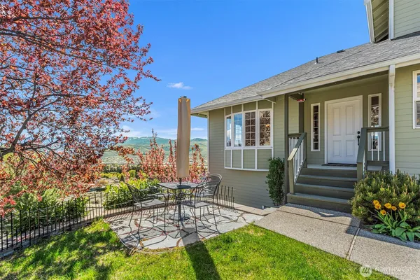 $969,000 | 591 Daniels Drive Northeast, East Wenatchee, WA 98802