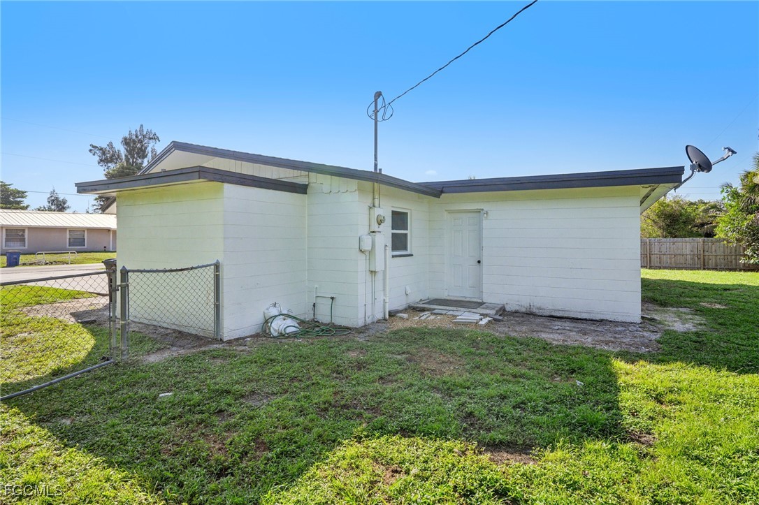 18472 Iris Road Fort Myers, FL 33967 - Photo 27 of 27 a backyard that has potted plants and a large tree