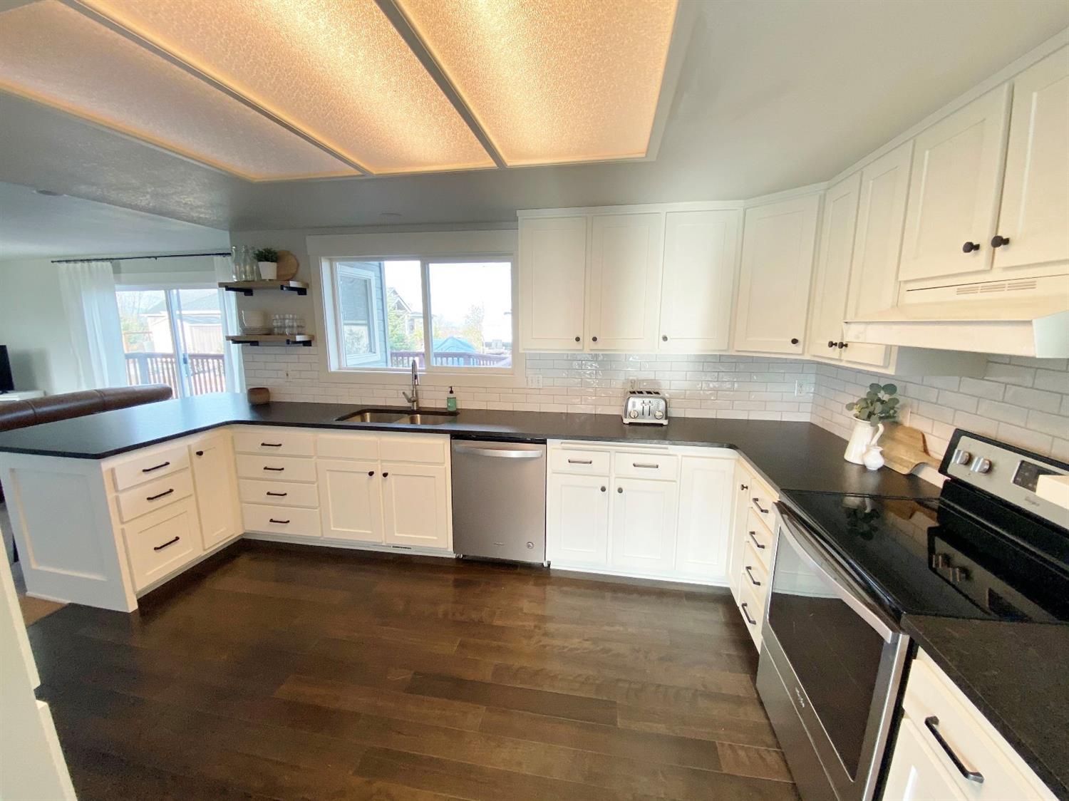 1340 Vawter Road Medford, OR 97501 - Photo 13 of 35 Kitchen from Formal Dining Area.