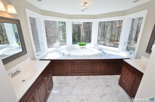 $995,000 | 82 Indian Hill Road, Canton, CT 06019