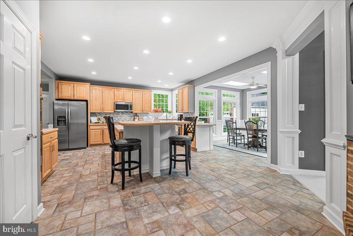 9653 Watkins Road Gaithersburg, MD 20882 - Photo 25 of 70 Kitchen opens to huge breakfast room