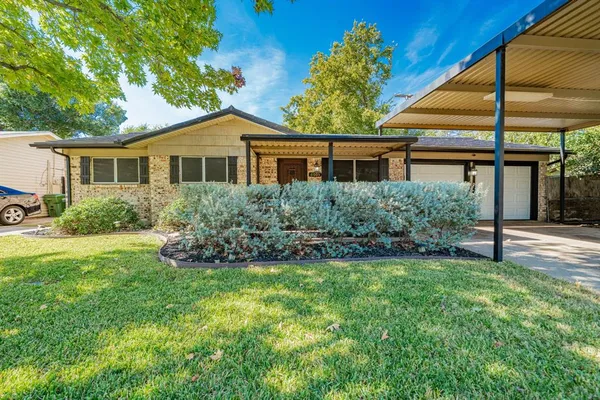 a house that is sitting in the grass