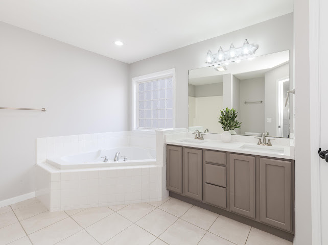 2275 Boulder Drive Normal, IL 61761 - Photo 22 of 41 a bathroom with a bathtub a sink and a mirror