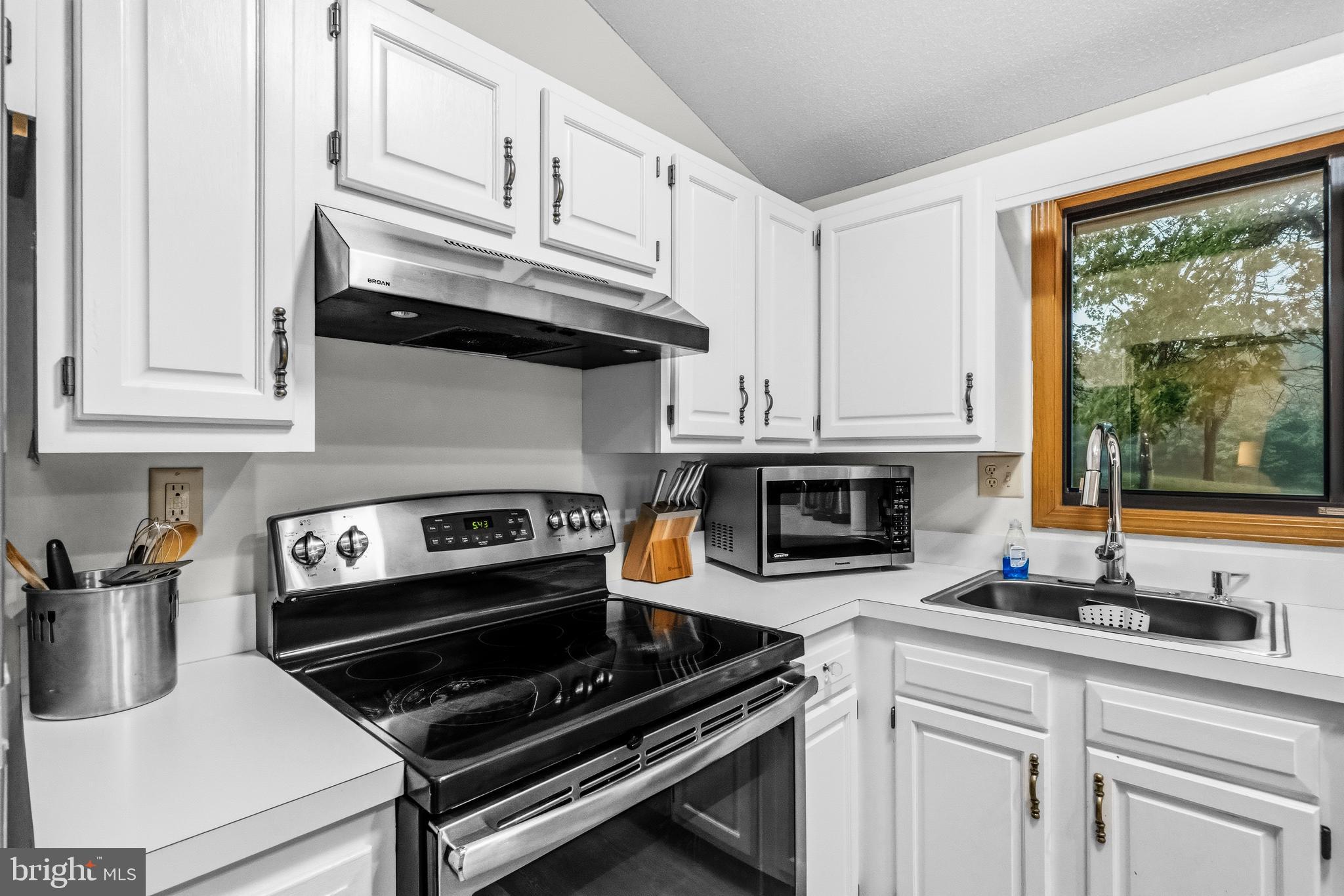 196 The Woods Road Hedgesville, WV 25427 - Photo 7 of 59