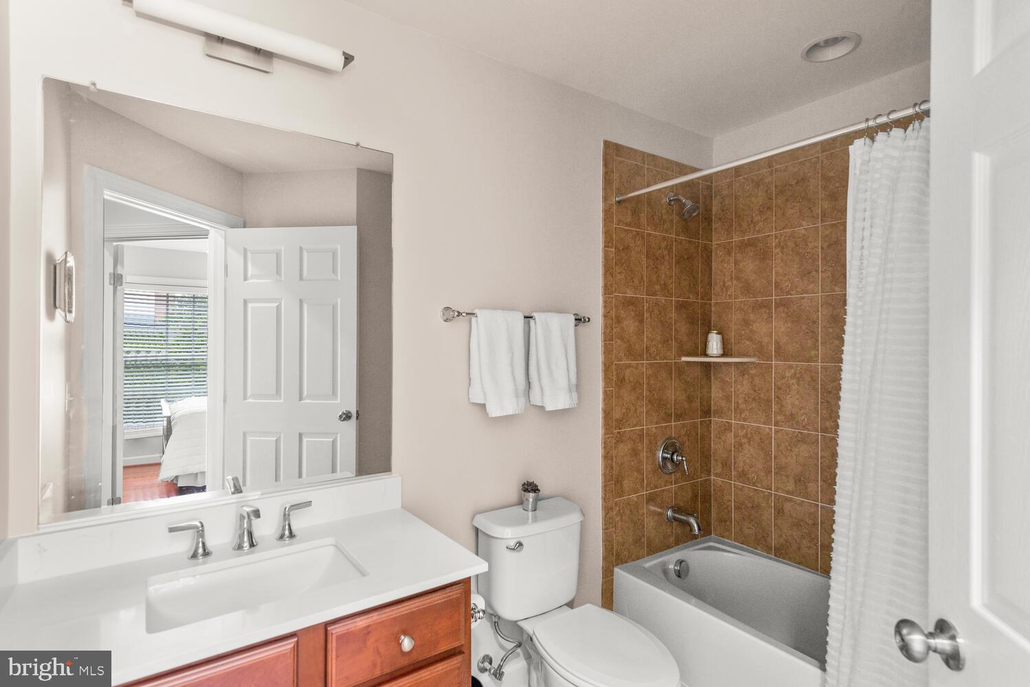 818 West Glebe Road Alexandria, VA 22305 - Photo 29 of 36 2nd full bathroom