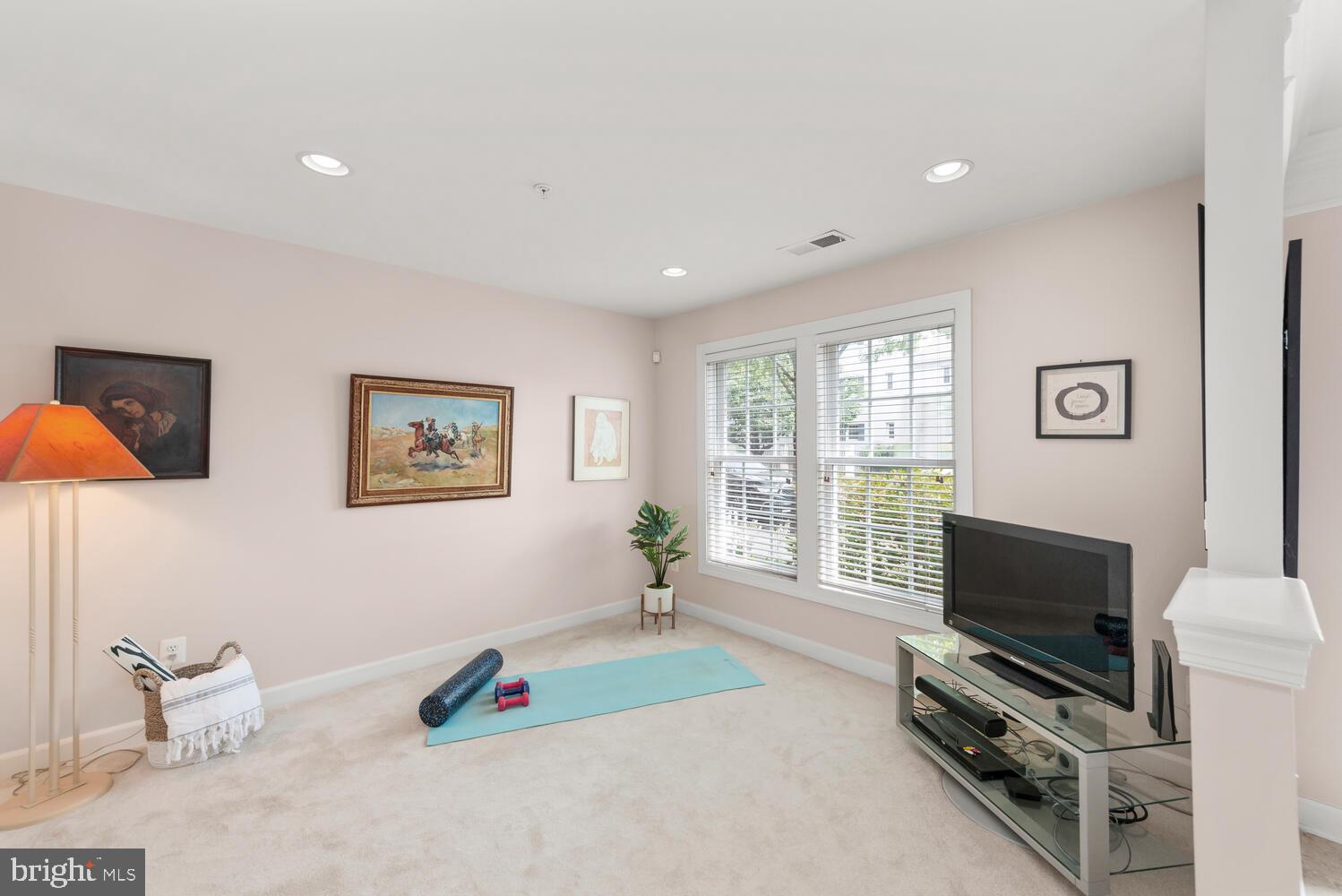 818 West Glebe Road Alexandria, VA 22305 - Photo 3 of 36 bonus living room
