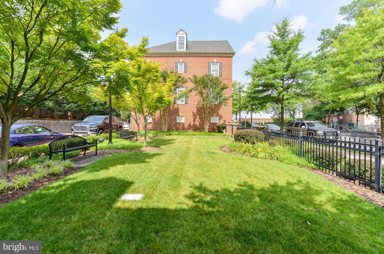 818 West Glebe Road Alexandria, VA 22305 - Photo 33 of 36 Common green space