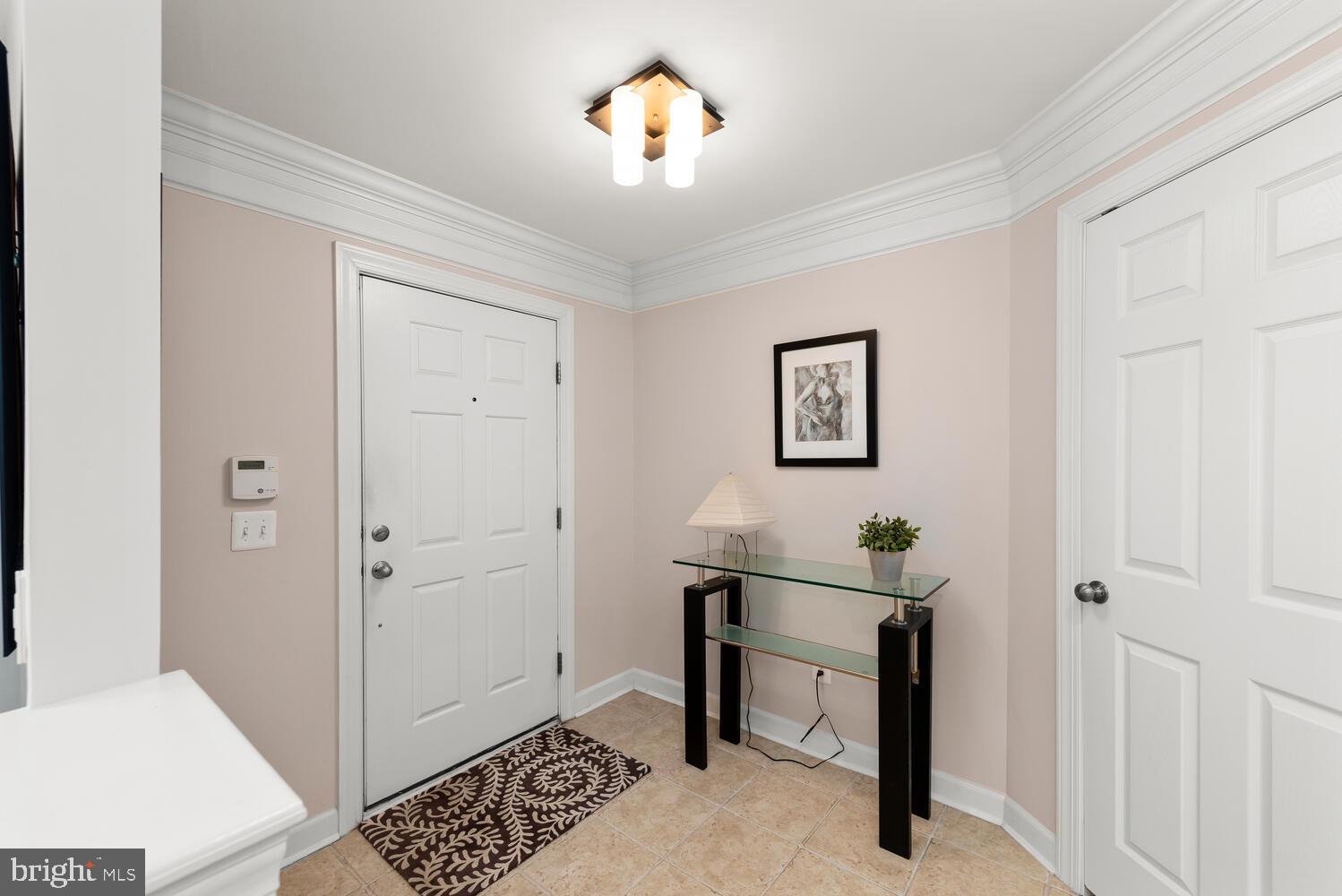 818 West Glebe Road Alexandria, VA 22305 - Photo 5 of 36 foyer