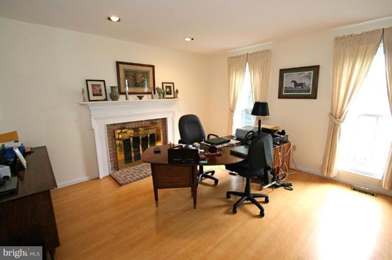 14376 Clearview Avenue Gainesville, VA 20155 - Photo 11 of 22 Library