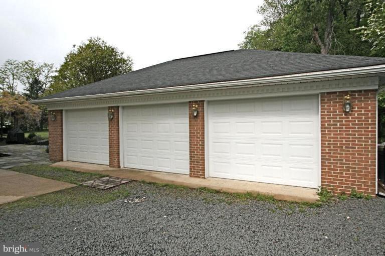 14376 Clearview Avenue Gainesville, VA 20155 - Photo 3 of 22 Garage 1