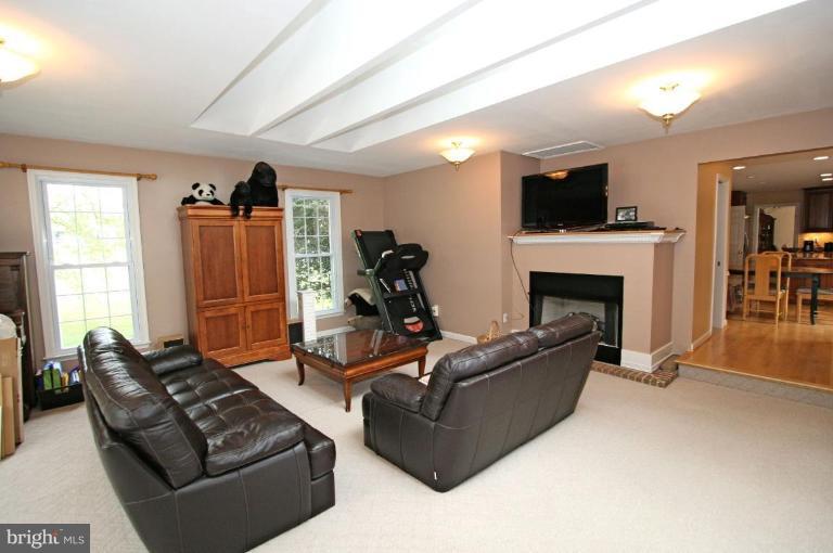 14376 Clearview Avenue Gainesville, VA 20155 - Photo 5 of 22 Family Room