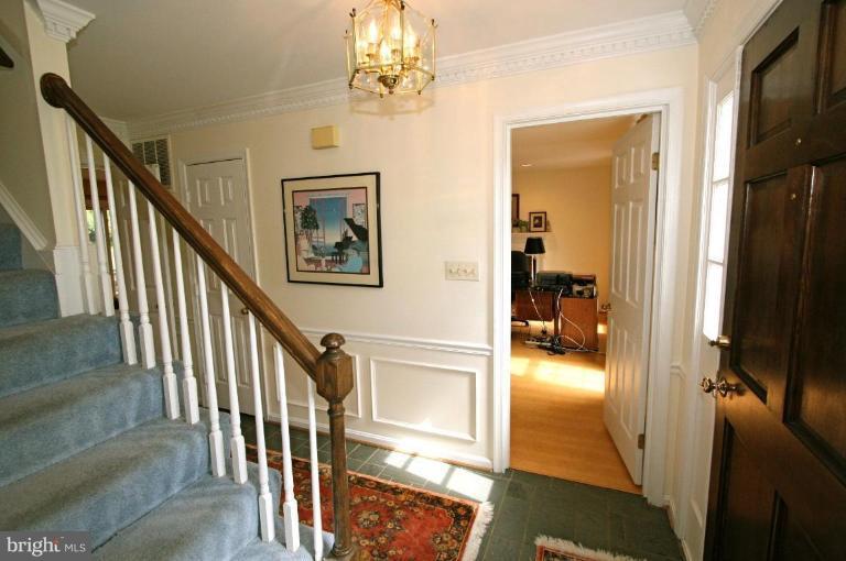 14376 Clearview Avenue Gainesville, VA 20155 - Photo 10 of 22 Entrance / Foyer