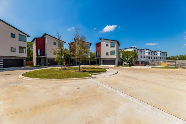 a view of a house with backyard