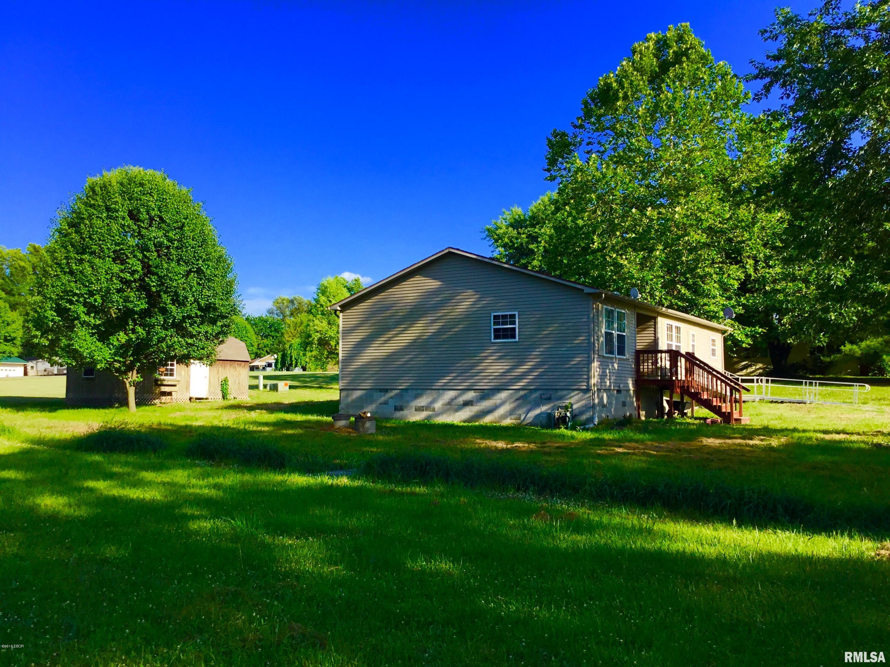 1098 Crystal Road West Frankfort, IL 62896 - Photo 3 of 28