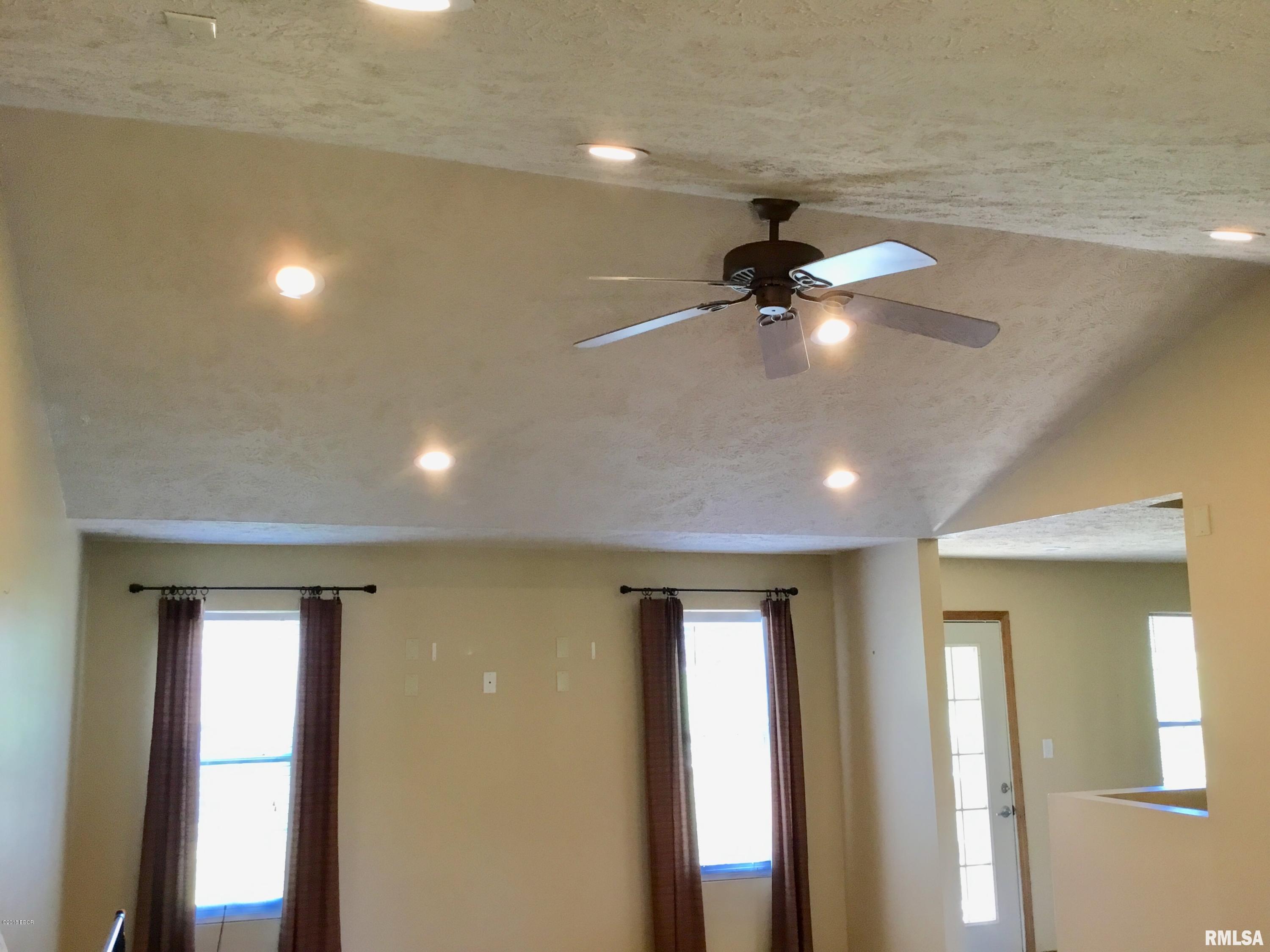 1098 Crystal Road West Frankfort, IL 62896 - Photo 9 of 28