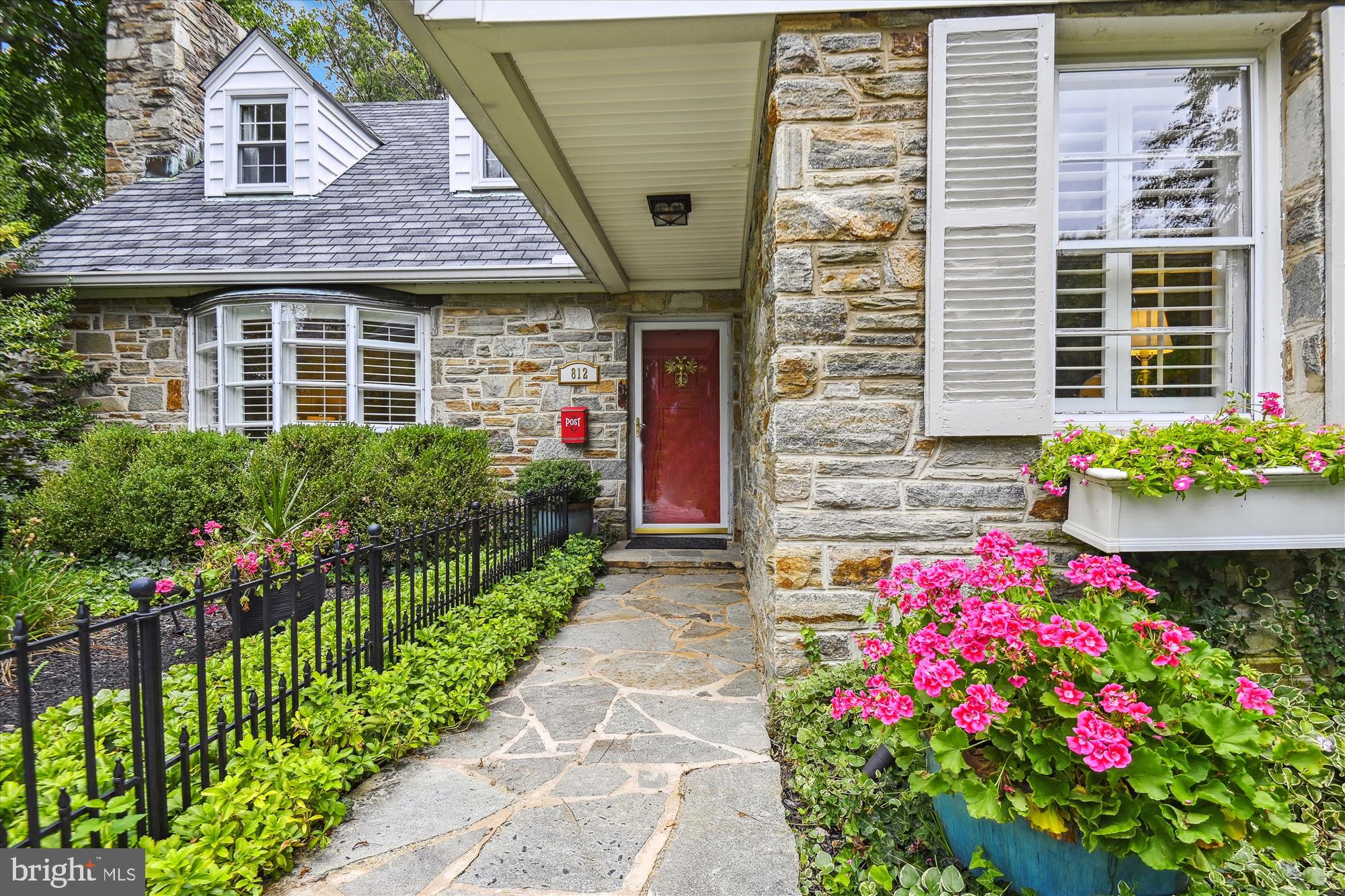 812 Chumleigh Road Baltimore, MD 21212 - Photo 2 of 53 Delightful covered entrance