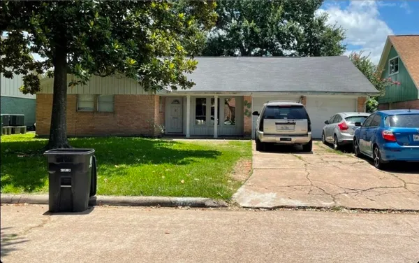 a view of a house with a back yard