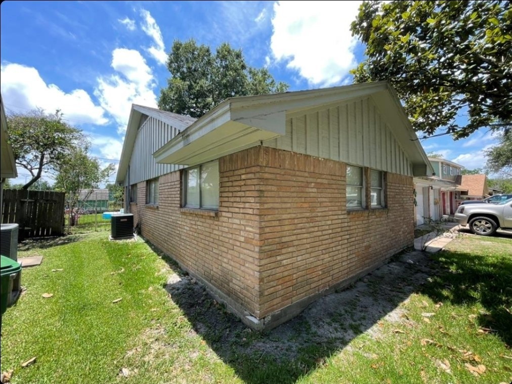 8623 Nairn Street Houston, TX 77074 - Photo 3 of 7 a view of a house with backyard and sitting area