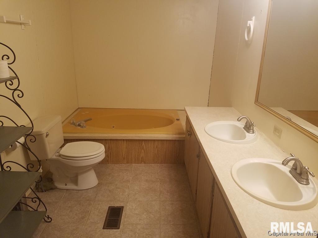 13014 Blooming Grove Road Palmyra, IL 62674 - Photo 9 of 26