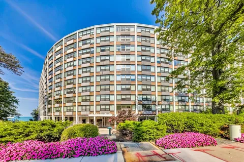 $935,000 | 1630 Sheridan Road, Unit 2C, Wilmette, IL 60091