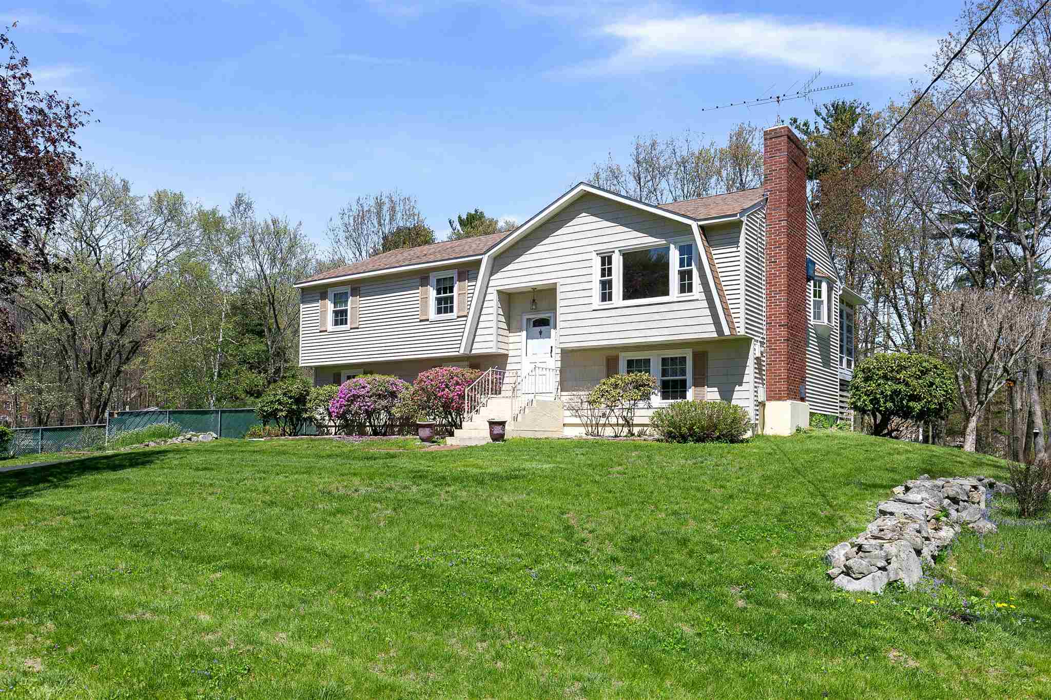 60 Hardy Road Londonderry, NH 03053 - Photo 1 of 37 Gallery Image 1