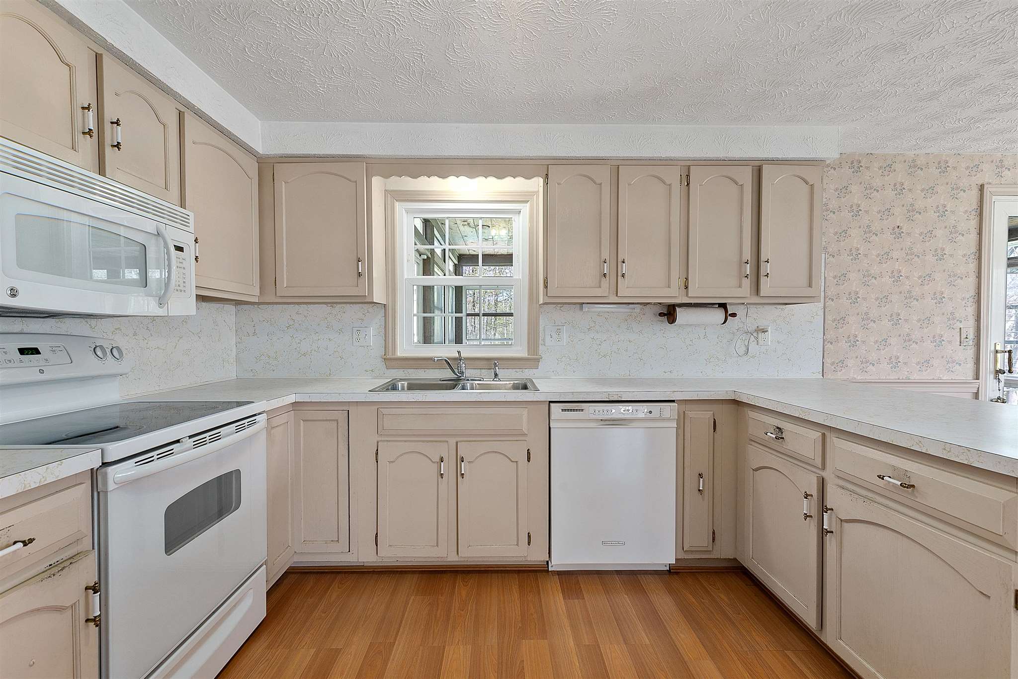60 Hardy Road Londonderry, NH 03053 - Photo 10 of 37 Gallery Image 10