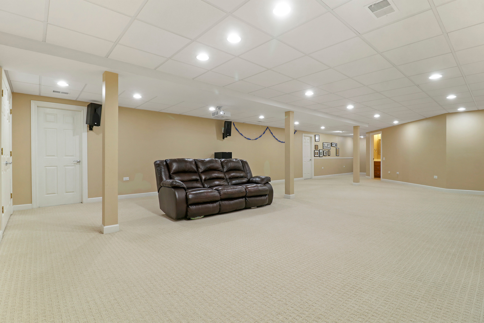 5551 Amanda Court Rolling Meadows, IL 60008 - Photo 20 of 27 a big room with furniture