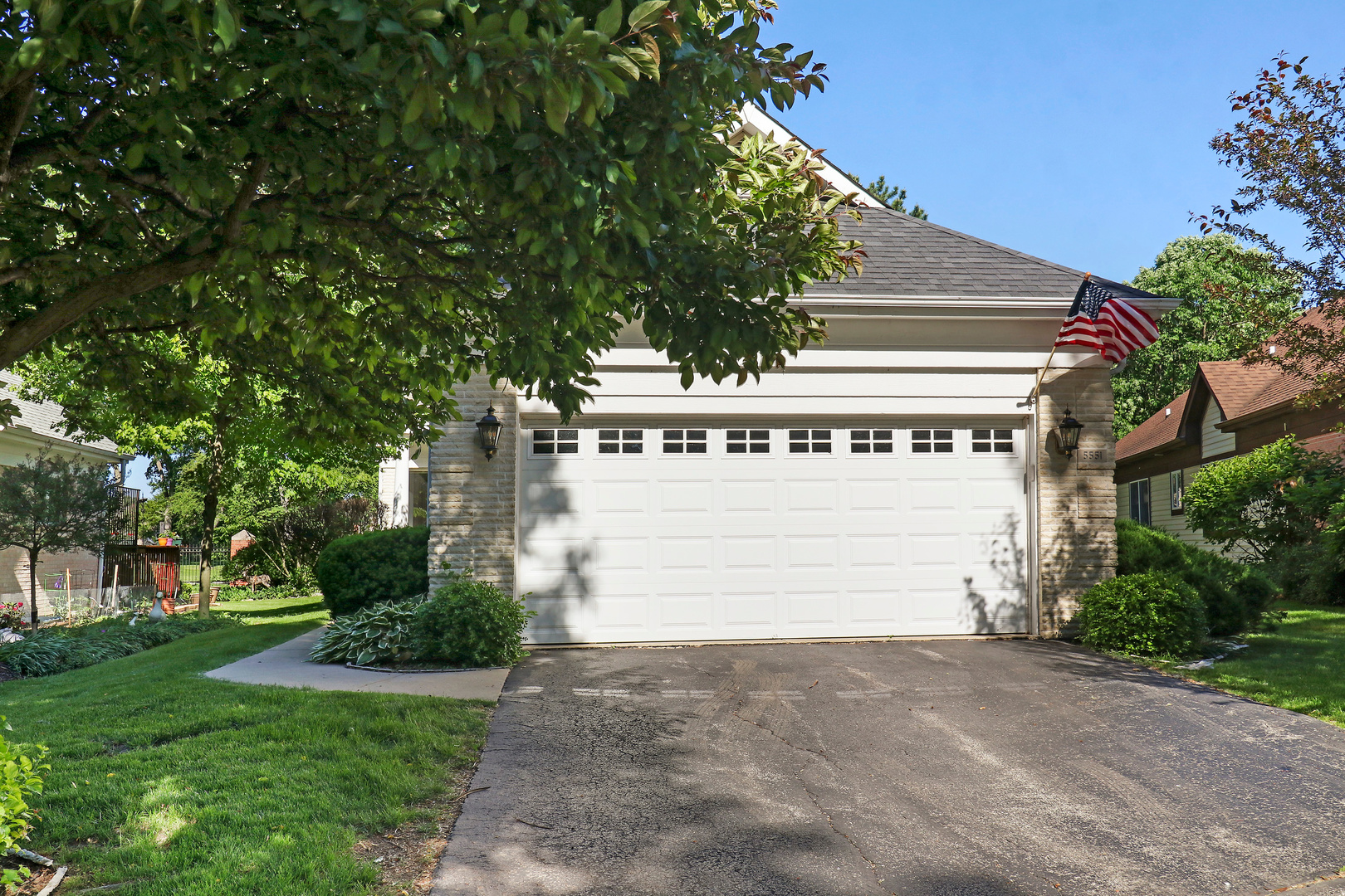5551 Amanda Court Rolling Meadows, IL 60008 - Photo 23 of 27 a front view of a house with garden