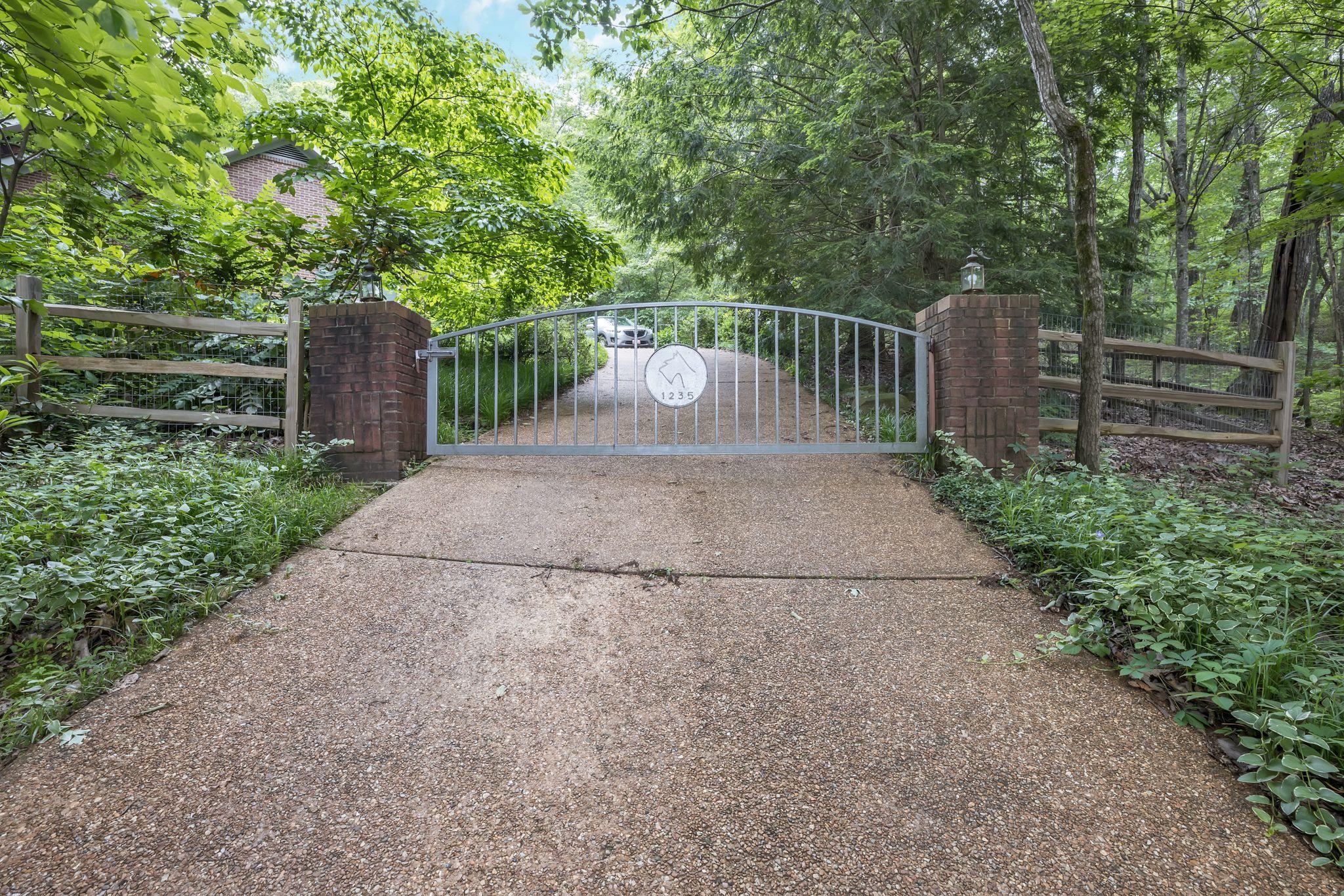 1235 Healing Springs Road Chattanooga, TN 37419 - Photo 3 of 40 GauVcwjw