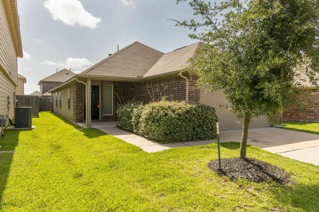 a view of a house with a backyard
