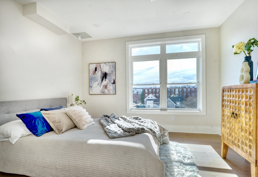 62 Foundry Street, Unit 412 Wakefield, MA 01880 - Photo 11 of 32 a bedroom with a large bed and a window