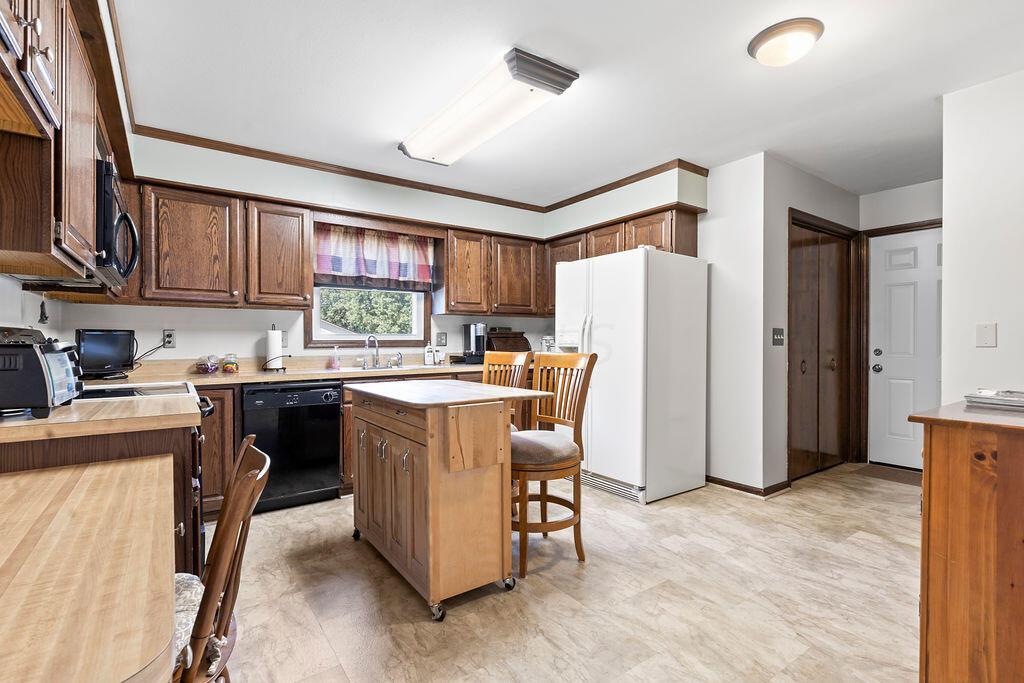 1239 Chatham Ridge Road Westerville, OH 43081 - Photo 11 of 36 Kitchen
