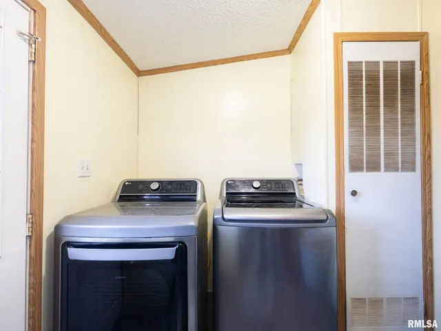 $325,000 | 5001 Tunbridge Hill Road, Clinton, IL 61727