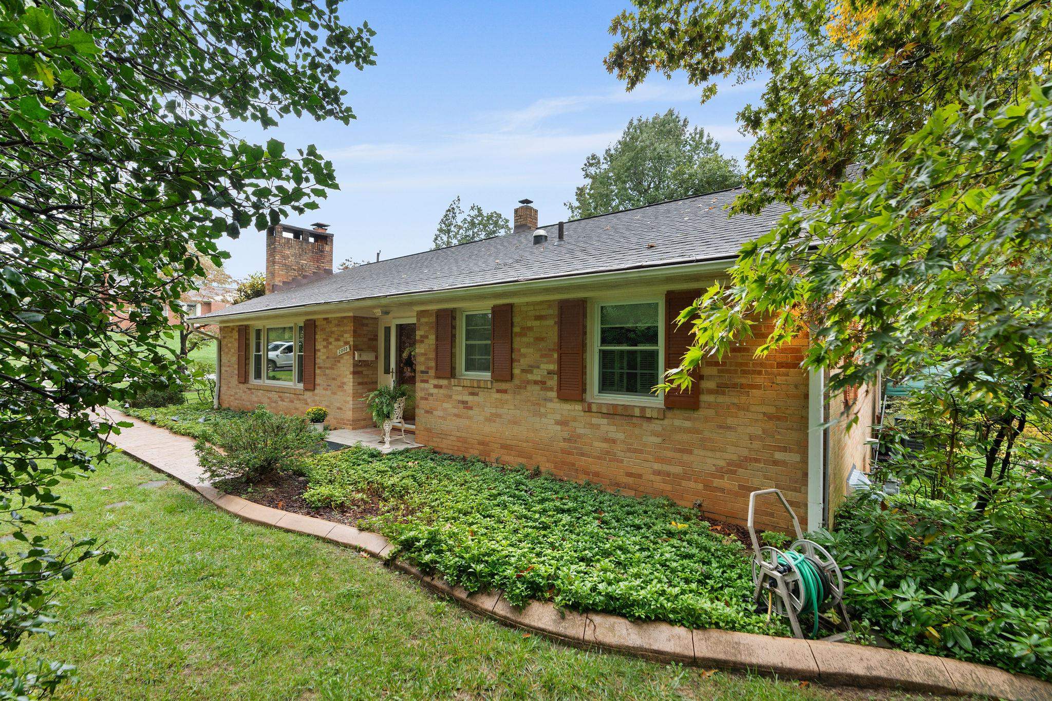 2000 Cherokee Road Waynesboro, VA 22980 - Photo 3 of 71 Gallery Image 3