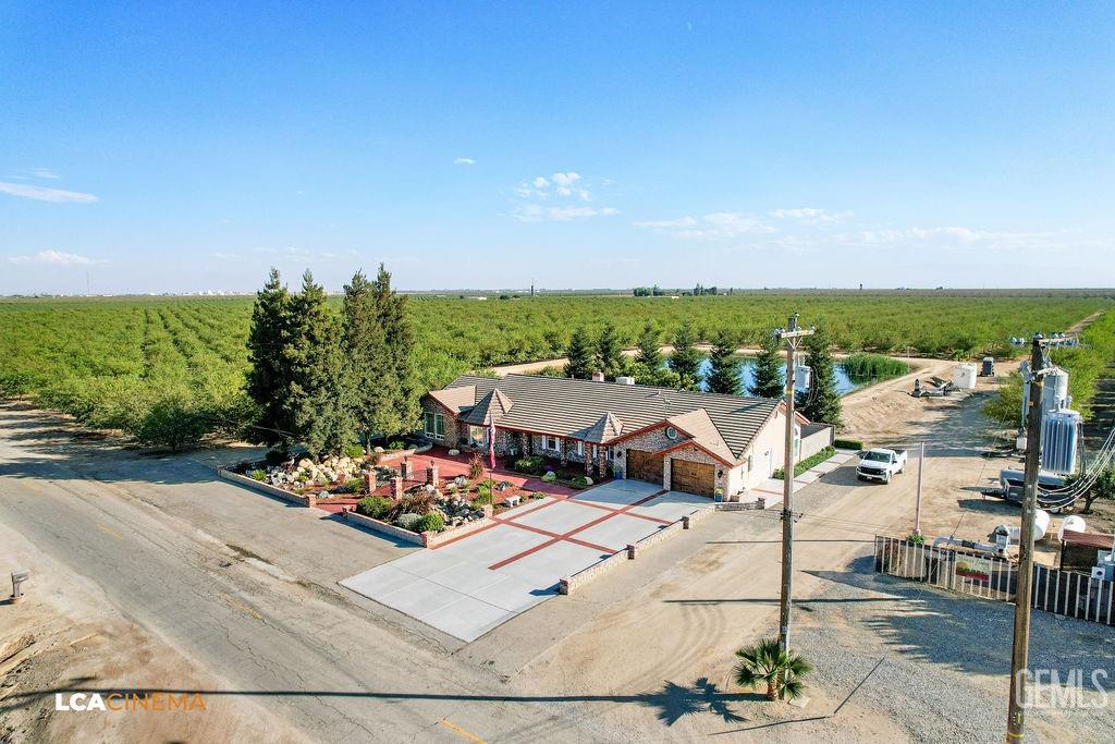 Undisclosed Address Shafter, CA 93263 - Photo 31 of 34 a view of a terrace with a garden