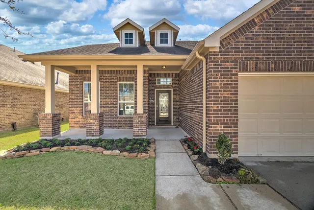 $375,000 | 326 Polar Bear Trail, Crosby, TX 77532