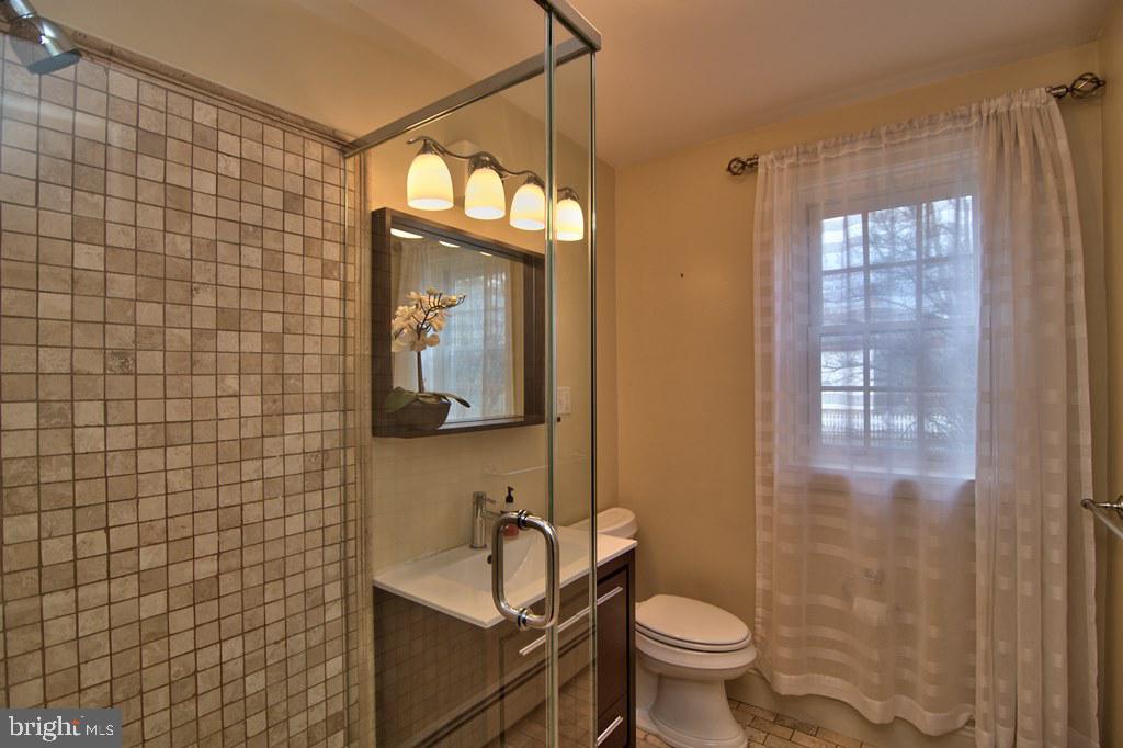 3055 Haupts Bridge Road Riegelsville, PA 18077 - Photo 29 of 65 En suite bathroom