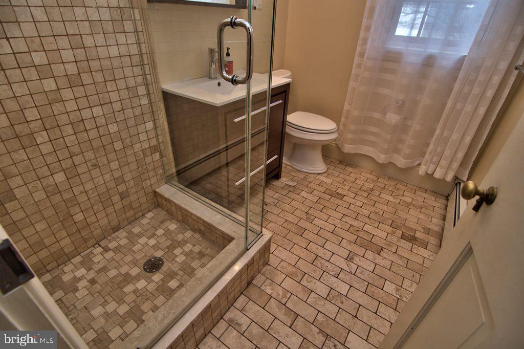 3055 Haupts Bridge Road Riegelsville, PA 18077 - Photo 30 of 65 En suite bathroom