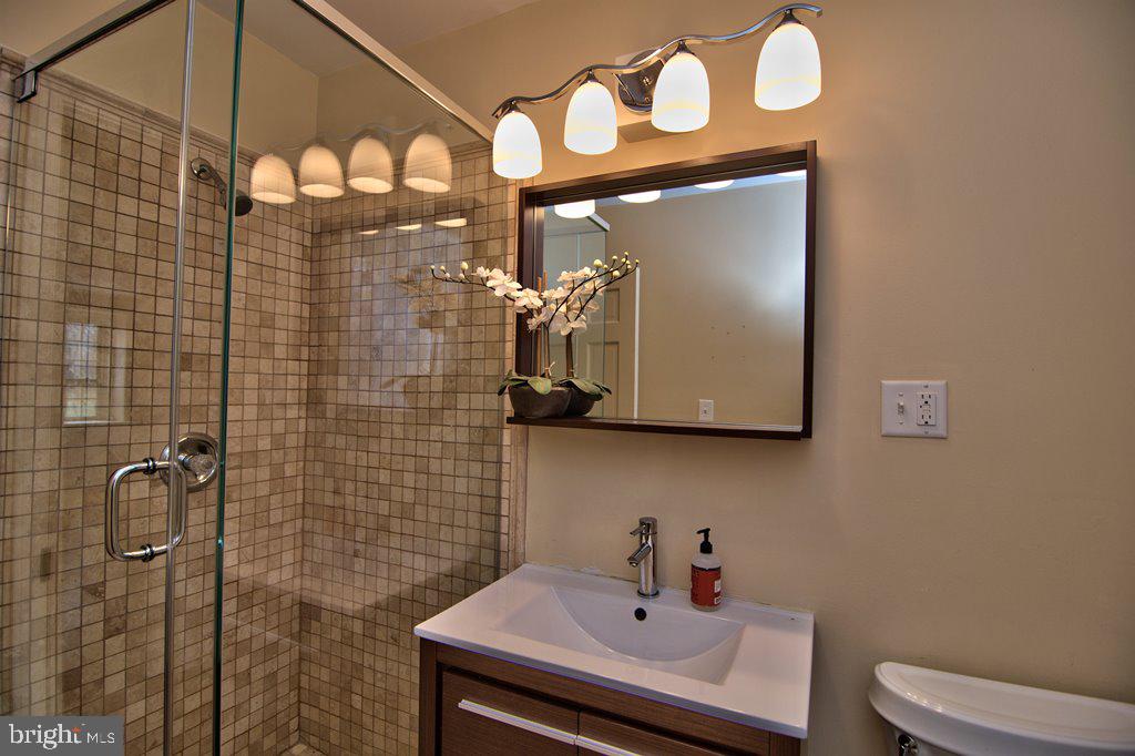 3055 Haupts Bridge Road Riegelsville, PA 18077 - Photo 31 of 65 En suite bathroom