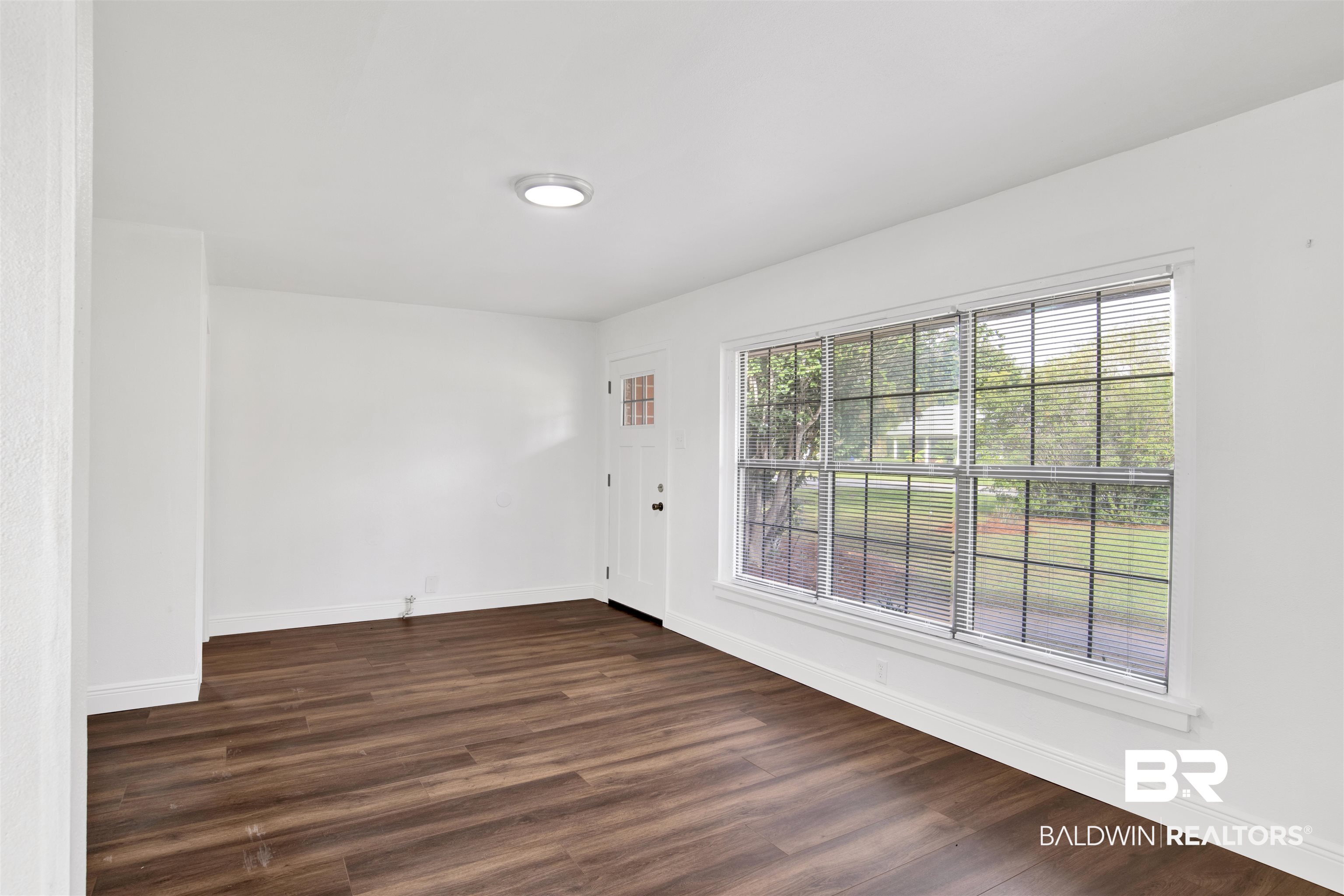 311 West Myrtle Avenue Foley, AL 36535 - Photo 5 of 22 Living Room