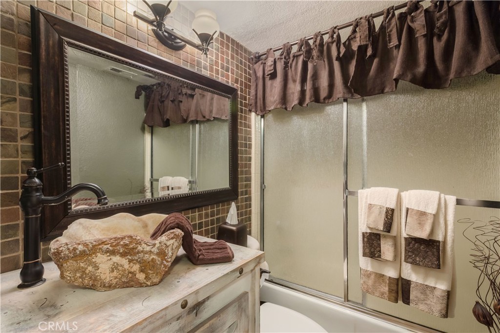 638 Riverview Drive Redlands, CA 92374 - Photo 6 of 48 Downstairs bath