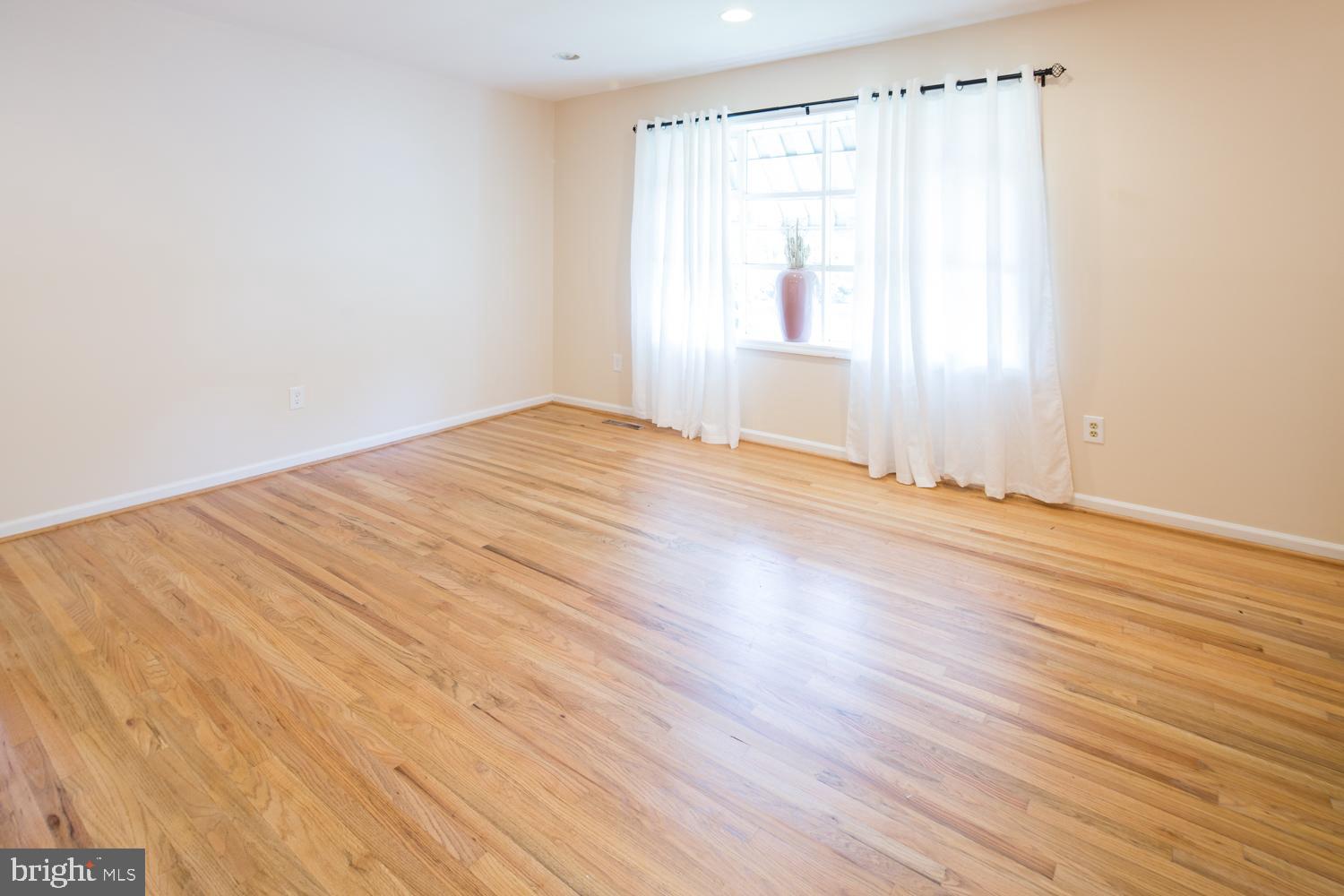 48 Millbrook Road Newark, DE 19713 - Photo 4 of 24 Living Room