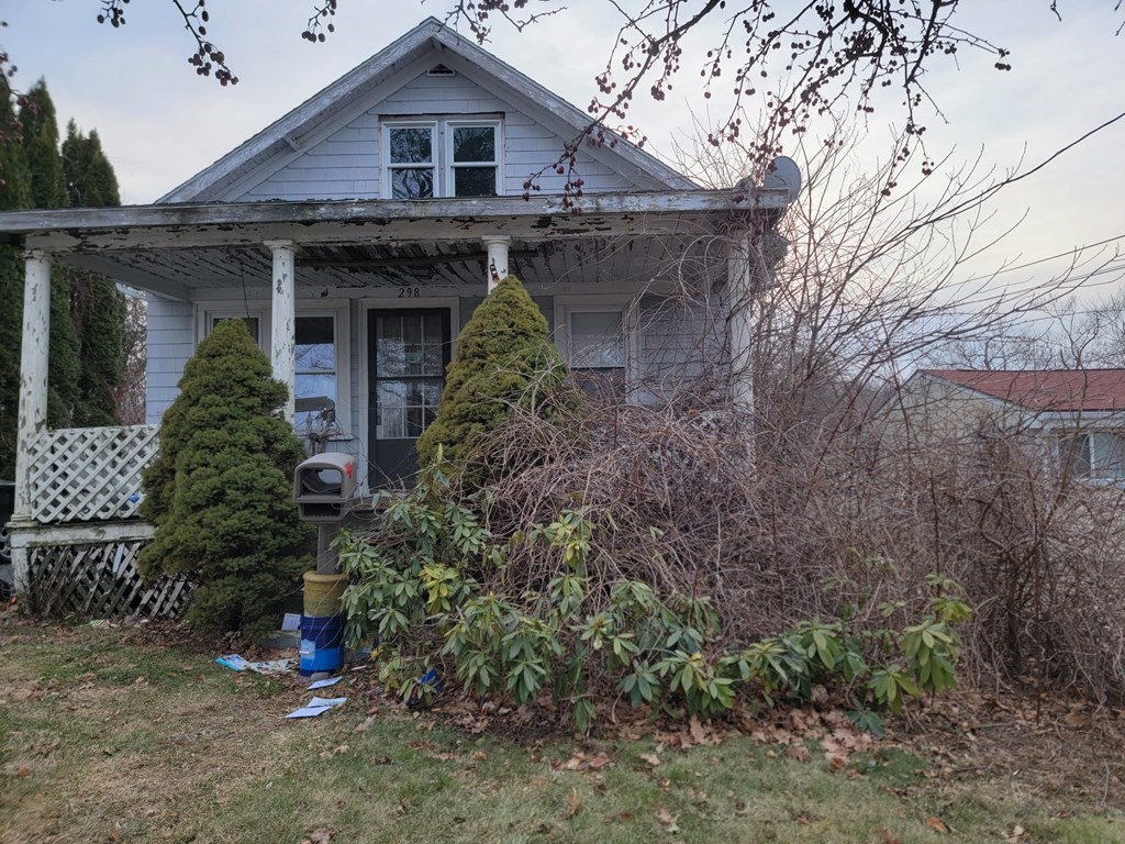 a view of a house with a yard and plants