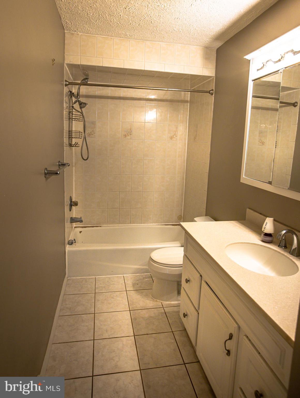 17 Edgemont Road Trenton, NJ 08620 - Photo 23 of 28 Full Bath