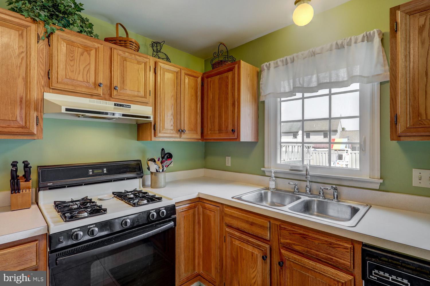 82 Robinhill Drive Lititz, PA 17543 - Photo 18 of 31 Gas cooking
