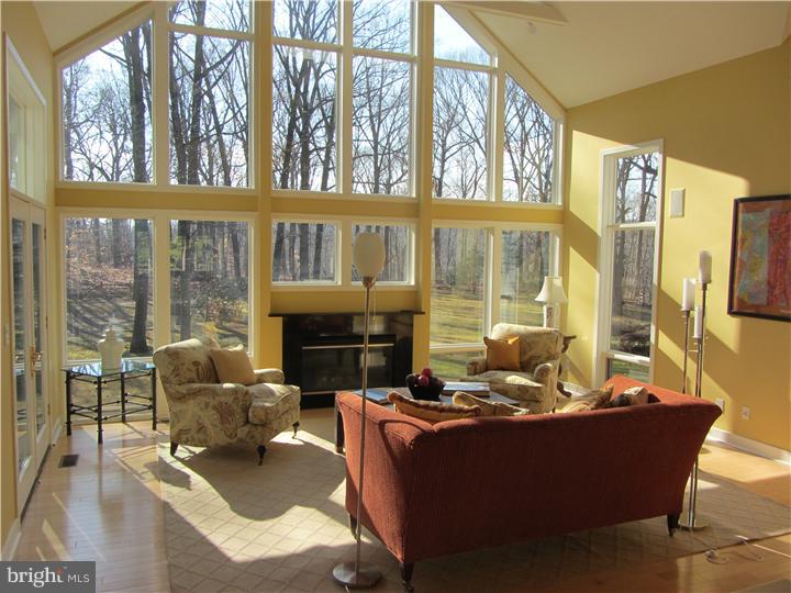 731 Glengarry Road Philadelphia, PA 19118 - Photo 3 of 25