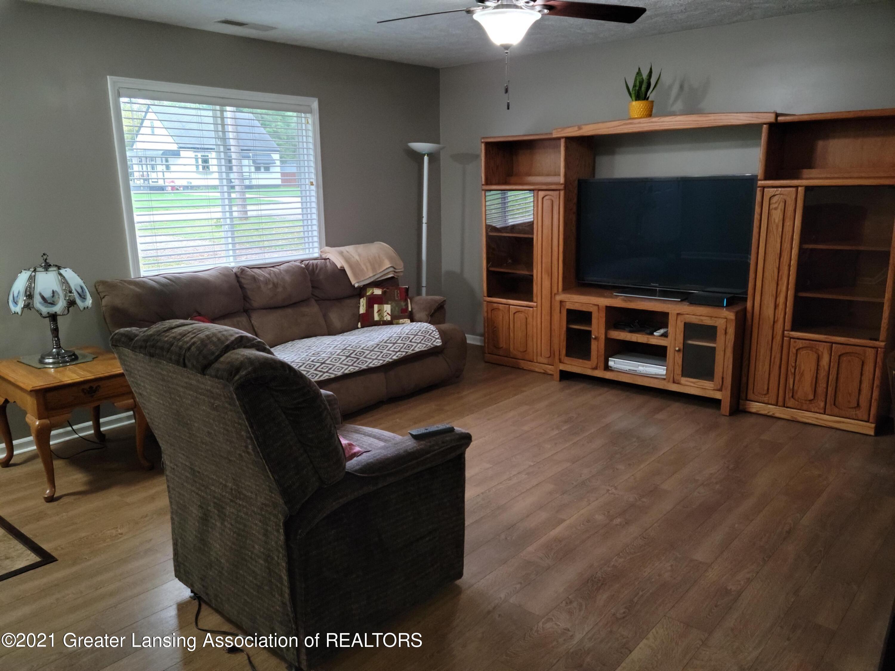 4716 Christiansen Road Lansing, MI 48910 - Photo 4 of 13 Living room